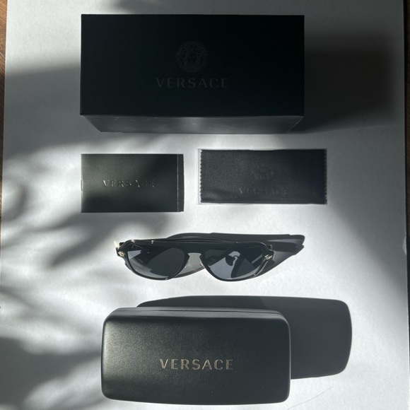✨✨NWT VERSACE POLARIZED SUNGLASSES - Picture 5 of 6